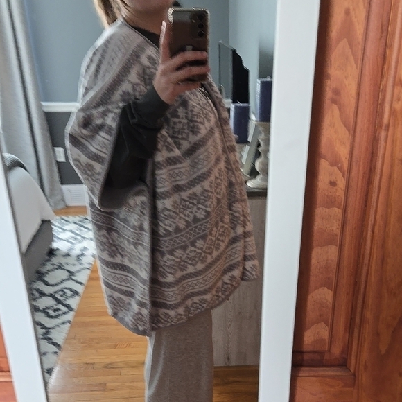 Cozy Gray Patterned Vest - Picture 6 of 6